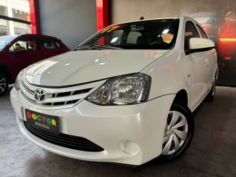 TOYOTA - ETIOS - 2016/2017 - Branca - R$ 56.900,00