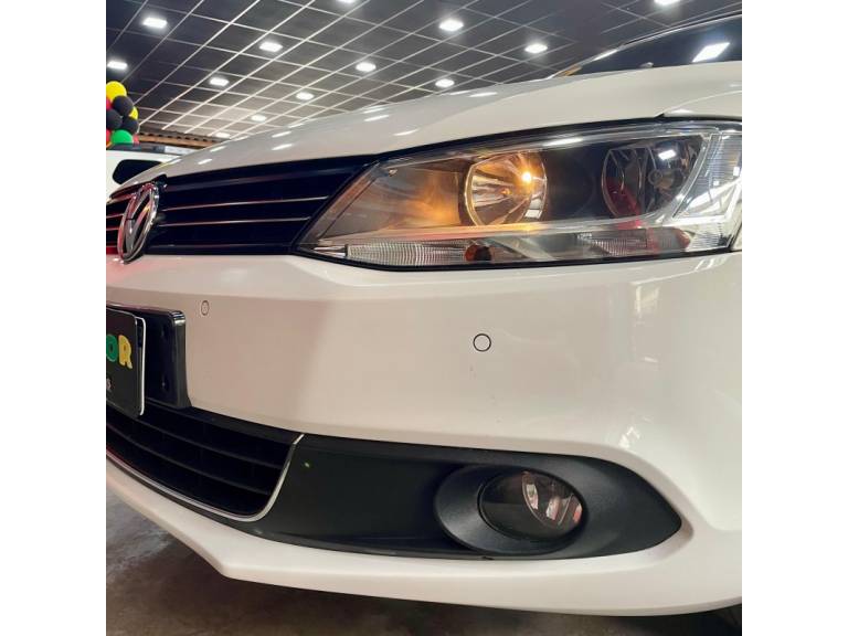VOLKSWAGEN - JETTA - 2012/2013 - Branca - R$ 77.900,00