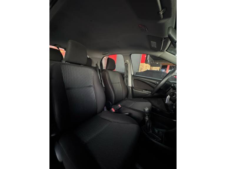 TOYOTA - ETIOS - 2016/2017 - Branca - R$ 56.900,00