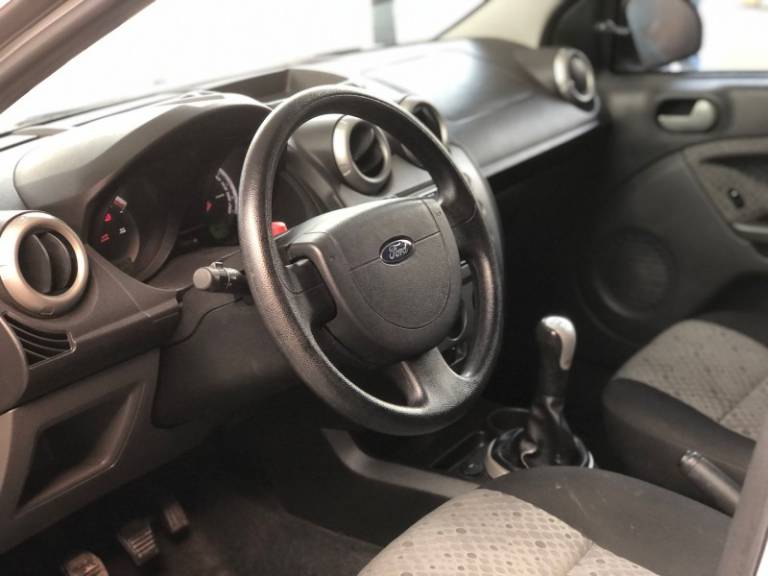 FORD - FIESTA - 2013/2014 - Branca - R$ 39.900,00