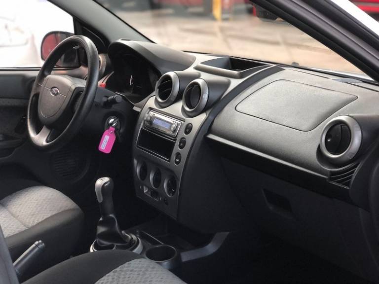 FORD - FIESTA - 2013/2014 - Branca - R$ 39.900,00