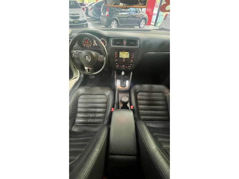VOLKSWAGEN - JETTA - 2012/2013 - Branca - R$ 77.900,00