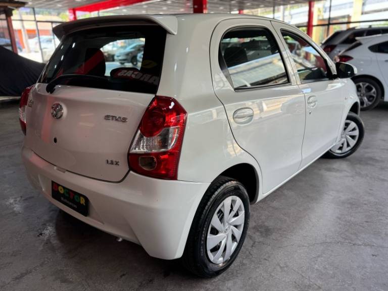 TOYOTA - ETIOS - 2016/2017 - Branca - R$ 56.900,00