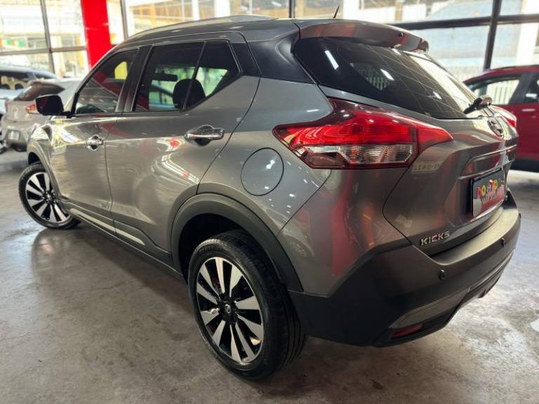 NISSAN - KICKS - 2018/2019 - Cinza - R$ 91.900,00