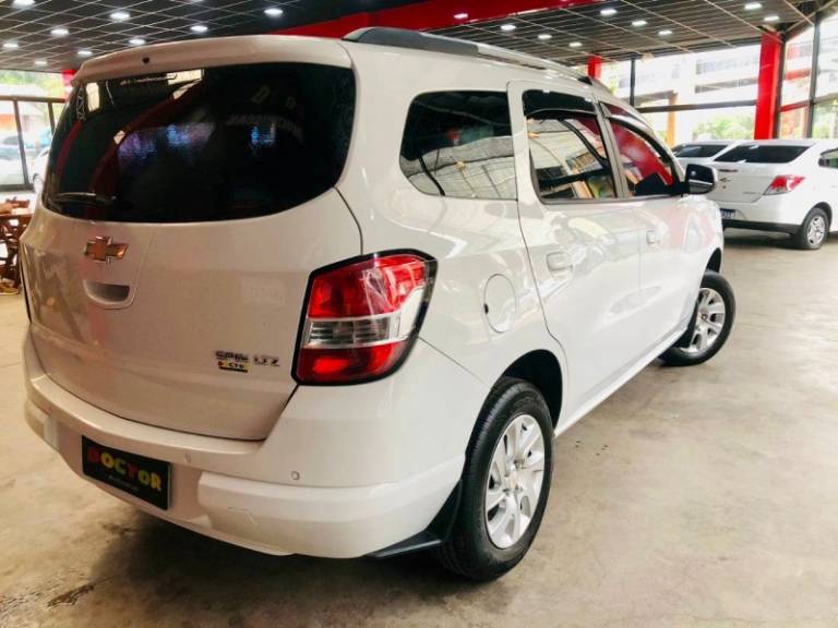 CHEVROLET - SPIN - 2015/2016 - Branca - R$ 63.900,00