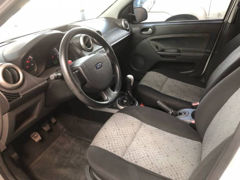 FORD - FIESTA - 2013/2014 - Branca - R$ 39.900,00