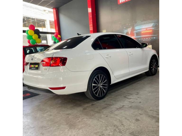 VOLKSWAGEN - JETTA - 2012/2013 - Branca - R$ 77.900,00