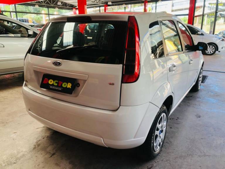 FORD - FIESTA - 2013/2014 - Branca - R$ 39.900,00