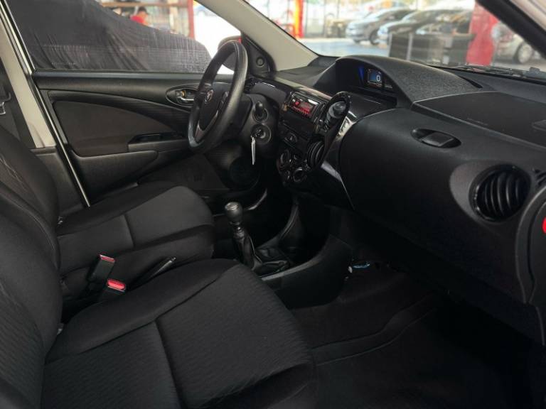TOYOTA - ETIOS - 2016/2017 - Branca - R$ 56.900,00