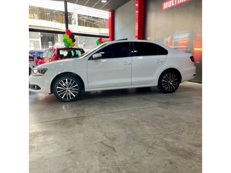 VOLKSWAGEN - JETTA - 2012/2013 - Branca - R$ 77.900,00