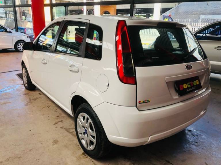 FORD - FIESTA - 2013/2014 - Branca - R$ 39.900,00