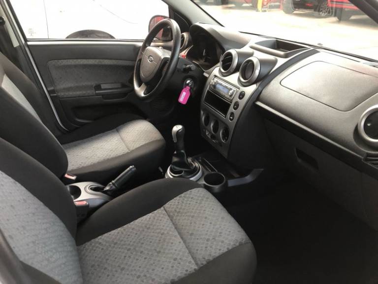 FORD - FIESTA - 2013/2014 - Branca - R$ 39.900,00